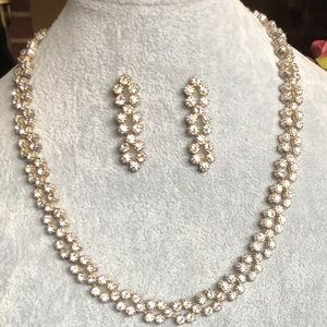 An elegant, simple yet vibrant necklace and earring set.